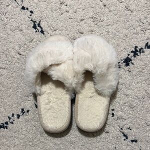 Cozy White Furry Fuzzy Slippers - Size 5 6 or 7